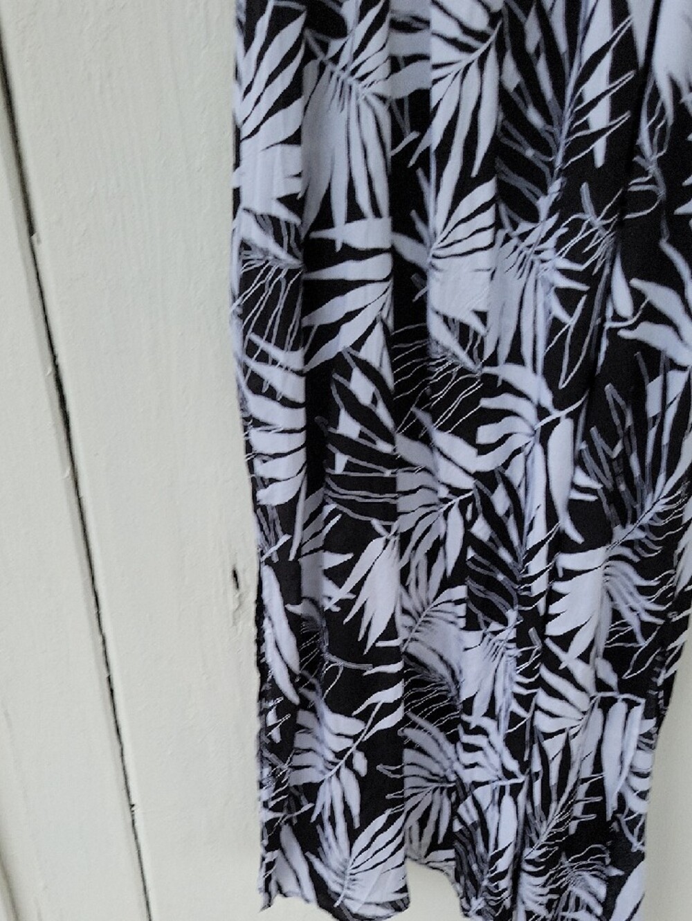 Black & White Leaf-Print Maxi Dress - Sleeveless Cruise Beach - Picture 9 of 10